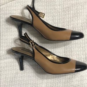 Bandolino heels tan and black patent leather